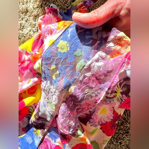 Guess colorful floral sweetheart bust, peplum bottom with lacy sides dressy cami - Picture 2 of 7